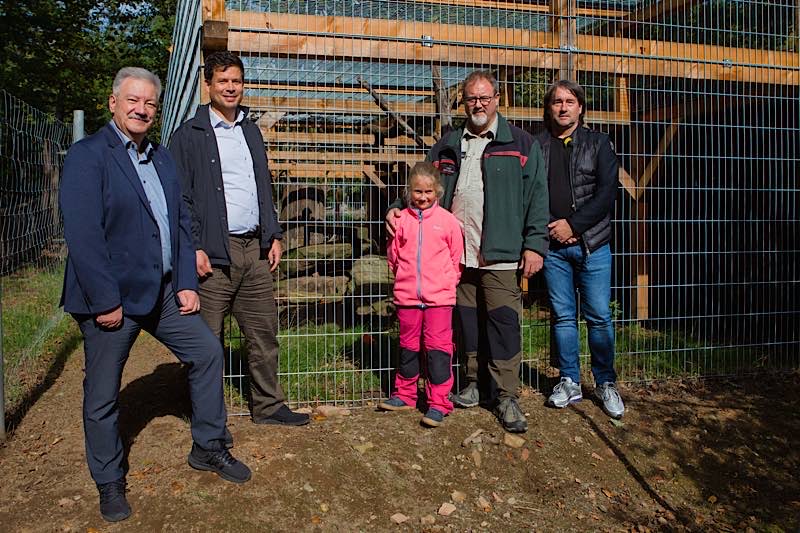 Klaus-Jürgen Schimansky, erster Vorsitzender des Fördervereins Wildpark Betzenberg e.V., Beigeordneter Manuel Steinbrenner, Jens Heinz von der Abteilung "Forsten / Wildpark" Betzenmberg mit seiner Tochter sowie Gerhard Prottung, Leiter des Referats Grünflächen, freuen sich über die Fertigstellung des modernen Geheges. (Foto: M. Kehrer, fotowerkstatt-kl.de)
