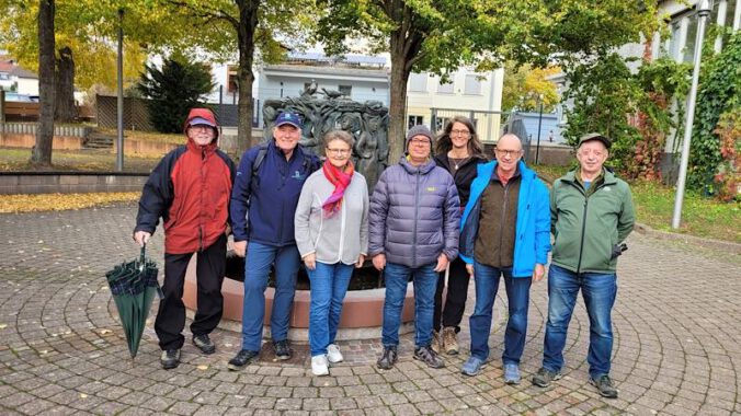 Kreisbeigeordnete Anette Kloos (3.v.l.) und die Wegepaten (Foto: Südpfalz Tourismus Landkreis GER)
