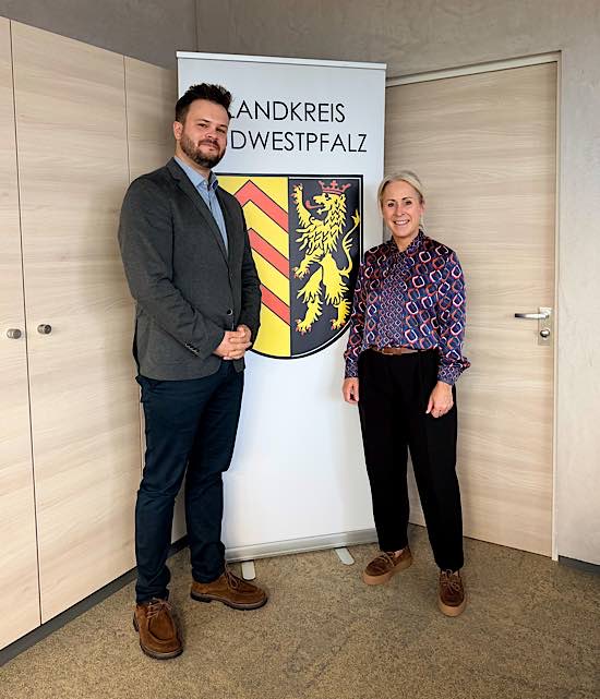 Der neue Geschäftsführer Philipp Heß gemeinsam mit Landrätin Dr. Susanne Ganster (Foto: Kreisverwaltung Südwestpfalz)