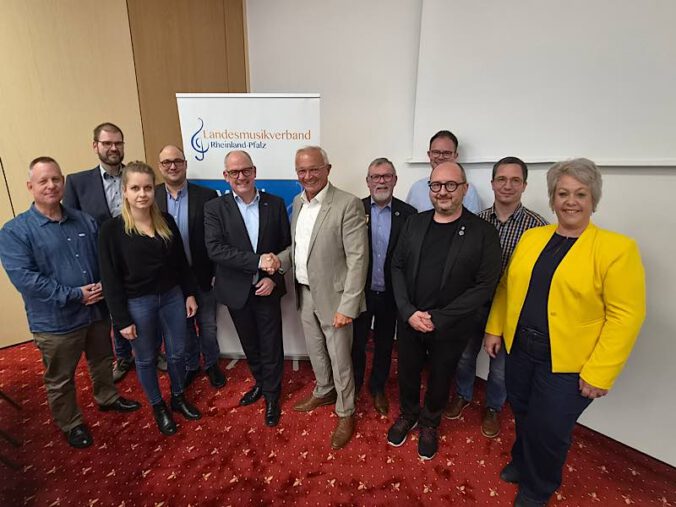 Das neu gewählte Präsidium des Landesmusikverbands Rheinland-Pfalz mit dem bisherigen Präsidenten Landrat Achim Hallerbach und dem neuen Präsidenten Dr. Norbert Herhammer (MdEP). (Foto: LMV RLP)