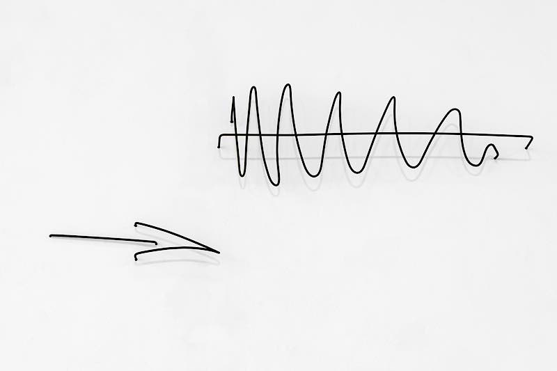 André Wischnewski, untitled, 2026, Pulverbeschichteter Stahl, 500 × 1500 × 15 cm (Foto: André Wischnewski)