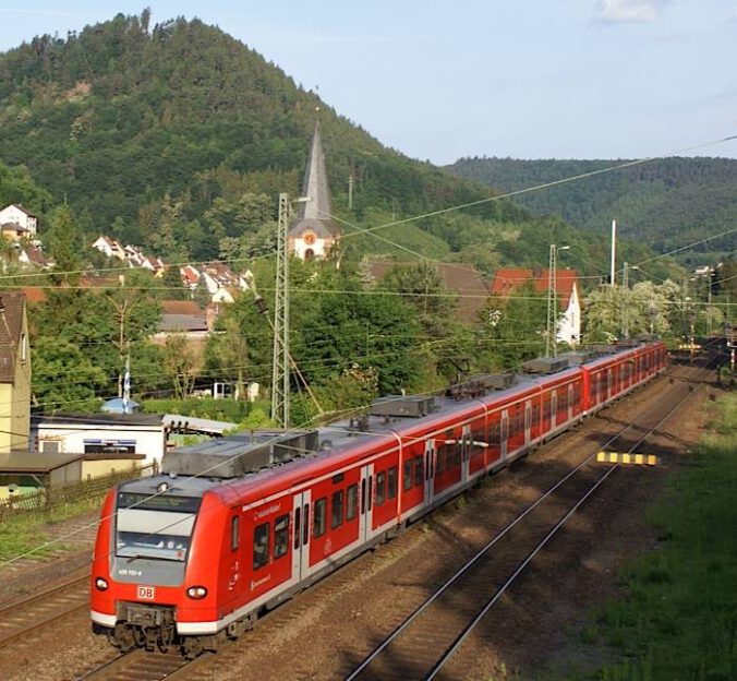 Eine morgendliche S-Bahn in Lambrecht im Pfälzerwald auf der Fahrt nach Mannheim (Foto: Fritz Engbarth)