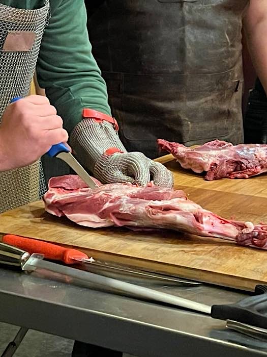Die Teilnehmer können bei den Wurstseminaren selbst Hand anlegen (Foto: Landesforsten.RLP.de/ P. Hochscheidt)