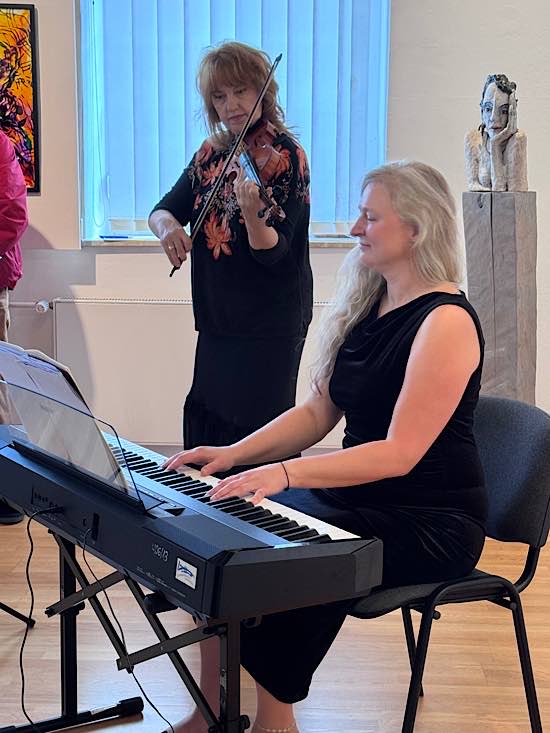 Yanina Zhurba gemeinsam mit Tatjana Schneider (Geige) (Foto: Kreisverwaltung Südwestpfalz)