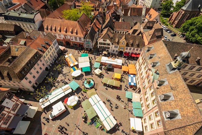 Markt in der Altstadt von Neustadt an der Weinstraße (Foto: CC-BY-SA Pfalz Touristik, Dominik Ketz)