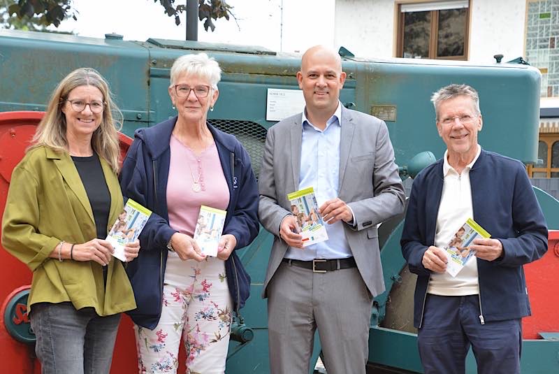 v.l.: Silke Wiedrig (Leiterin des Südpfalz Tourismus), Karin Träber für den Verein Kunst und Kultur, Landrat Martin Brandl sowie Jürgen Menge, Vorsitzender des Vereins Deutsches Straßenmuseum e.V. (Quelle: KreisGER/nh)