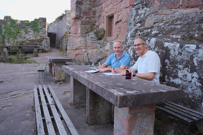 Landrat Dietmar Seefeldt (rechts), Vorsitzender des Madenburgvereins, und Pächter Sven Buchwald bei der Unterzeichnung des neuen Pachtvertrags für die Madenburgschänke. (Foto: KV SÜW)