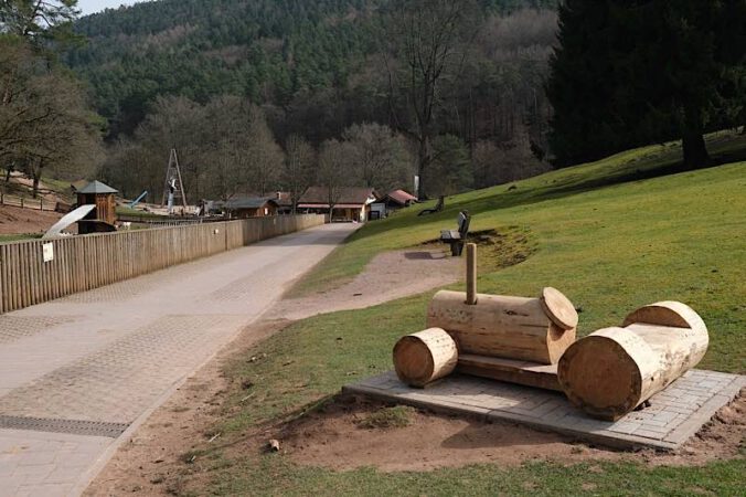 Spielmöglichkeiten wie dieser Traktor aus Holz locken entlang der Wanderwege im Wild- und Wanderpark Südliche Weinstraße. (Foto: KV SÜW)