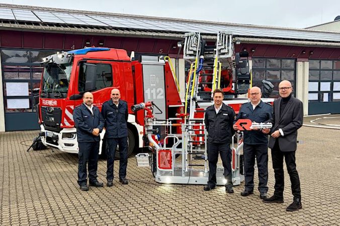 Übergabe der neuen Drehleiter (Foto: Feuerwehr Landau)