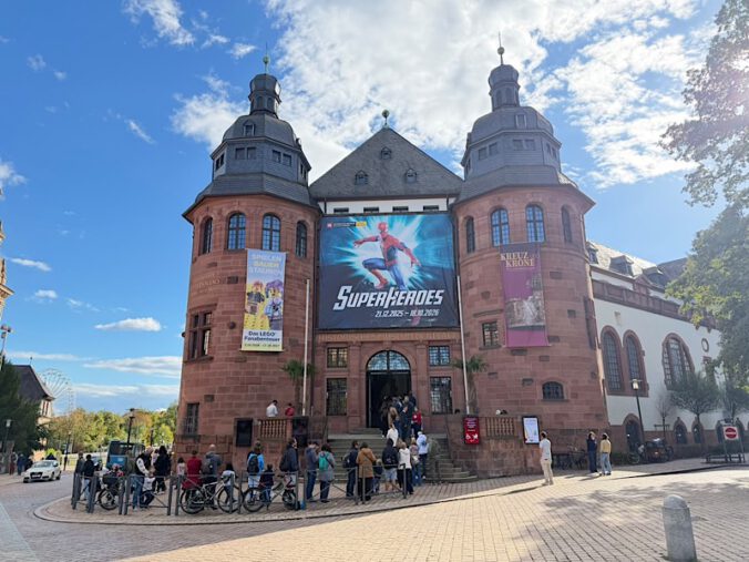 Besucherandrang in der neu eröffneten LEGO® Ausstellung im Historischen Museum der Pfalz. (Bildnachweis: Historisches Museum der Pfalz, Foto: privat)