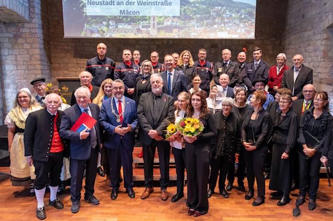 Der Festakt zum 70. Geburtstag der Städtepartnerschaft fand auf dem Hambacher Schloss statt. (Foto: Mario Schaaf)