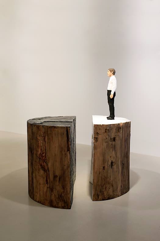 Mann schwarz-weiß (zweiteilig), 2018, Wawaholz, farbig gefasst, 173 x 149 x 139 cm (Quelle: Stephan Balkenhol)