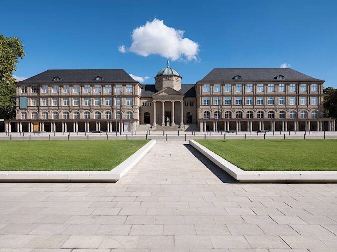 Museumsfassade (Foto: Museum Wiesbaden / Bernd Fickert)