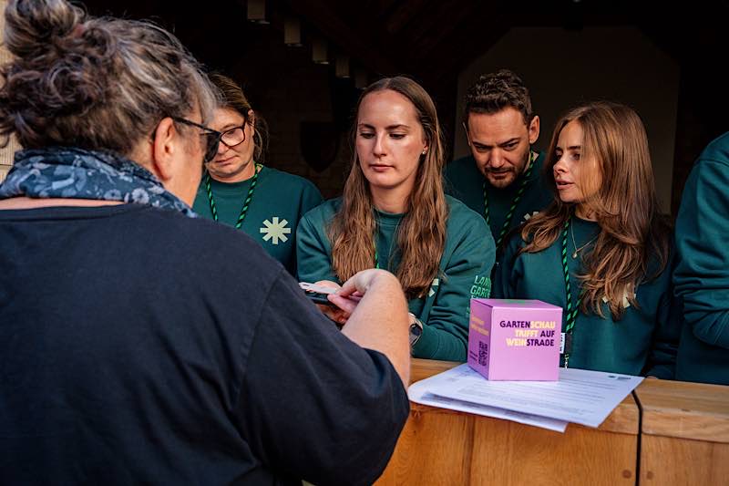 Das Team der Landesgartenschau im Einsatz beim Verkauf der Dauerkarten. (Foto: Daniel Löwedey / LGS28)