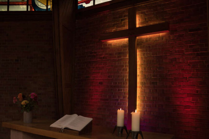 Kreuz in der Melanchthonkirche (Foto: Prot. Dekanat LU/Wagner)