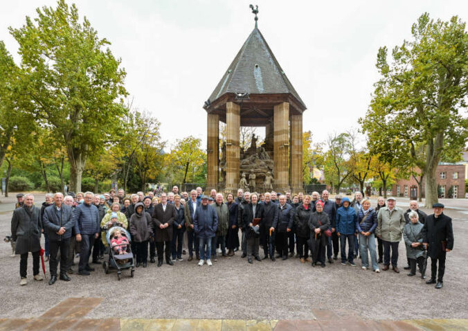 Die Spender vor dem frisch restaurierten Ölberg (Quelle: Domkapitel Speyer, Foto: Klaus Landry)