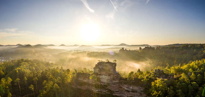 Sonnenaufgang am Büttelfels (Foto: Dominik Ketz / Pfalz Touristik e.V. (CC BY SA 4.0, https://creativecommons.org/licenses/bysa/ 4.0/))