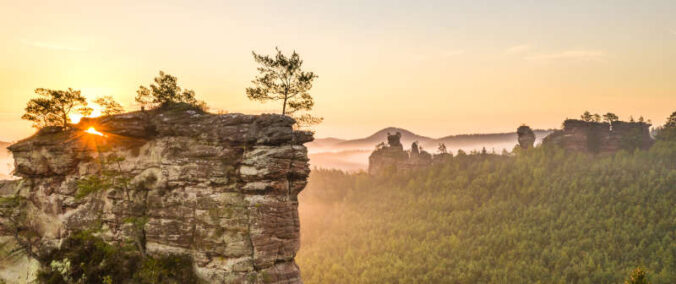 Sonnenaufgang am Büttelfels (Foto: Dominik Ketz / Pfalz Touristik e.V. (CC BY SA 4.0, https://creativecommons.org/licenses/bysa/ 4.0/))