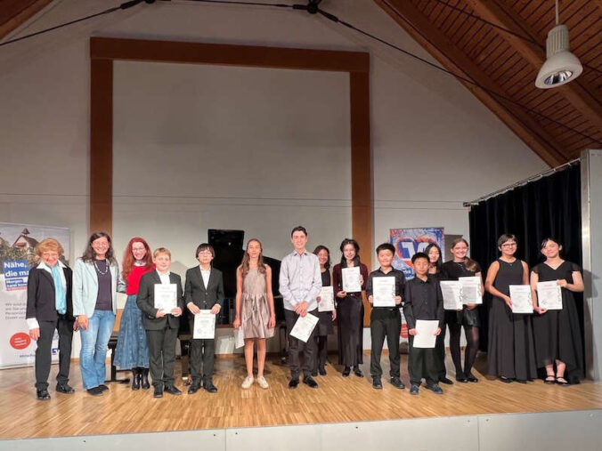 Alle anwesenden Preisträger beim Abschlusskonzert (Foto: Stadt Bad Dürkheim)
